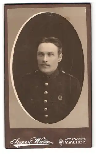 Fotografie August Widen, Hultsfred, Portrait schwedischer Soldat in Uniform mit Schützenabzeichen