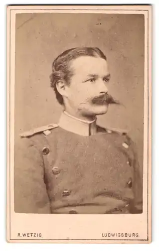 Fotografie R. Wetzig, Ludwigsburg, Stuttgarterstr. 10, Portrait Soldat in Uniform mit Walrossbart