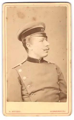 Fotografie R. Wetzig, Ludwigsburg, Stuttgarterstr. 56, Portrait Soldat in Uniform mit Kaiser Wilhelm Bart