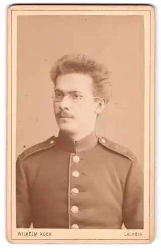 Fotografie Wilhelm Koch, Leipzig, Zeitzerstr. 41, Portrait Soldat in Uniform Rgt. 107 mit Brille
