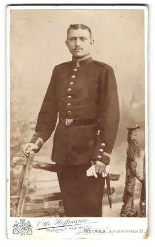 Fotografie Otto Hoffmann, Weimar, Schröterstr. 31, Portrait Uffz. in Uniform mit Bajonett