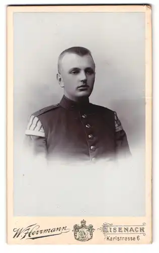 Fotografie W. Herrmann, Eisenach, Kalrstr. 6, Portrait Musiker Robert Lauterberg in Uniform Rgt. 130 mit Schwalbennest