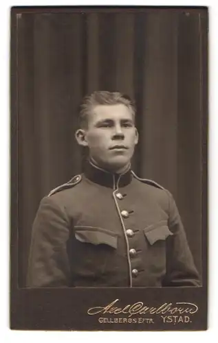 Fotografie Axel Carlborn, Ystad, Gellbergs Eftr., Portrait Soldat Olsson in Uniform