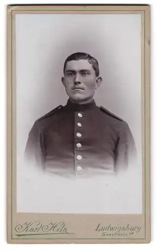 Fotografie Karl Hils, Ludwigsburg, Seestr. 1a, Portrait Soldat in Uniform