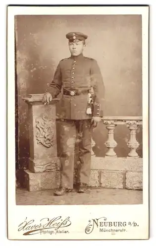 Fotografie Xaver Heiss, Neuburg a. D., Münchnerstr., Portrait junger Knabenhafter Soldat in Uniform mit Bajonett