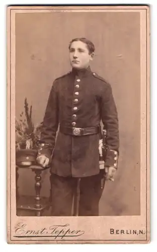 Fotografie Ernst Tepper, Berlin, Chaussee-Str. 28, Portrait junger Solat in Uniform mit Bajonett und Portepee