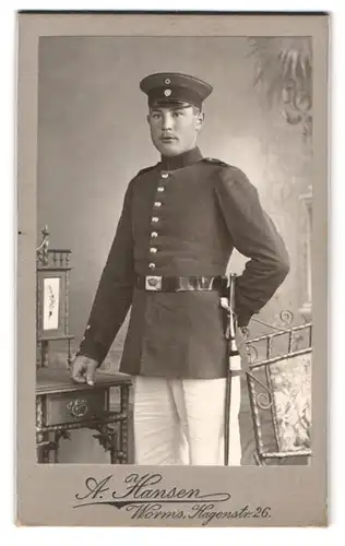 Fotografie A. Hansen, Worms, Hagenstr. 26, Portrait Soldat in Uniform mit Bajonett und Portepee