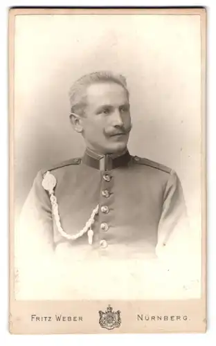 Fotografie Fritz Weber, Nürnberg, Spittlerthorgraben 45, Portrait Uffz. in Uniform Rgt. 21 mit Schützenschnur