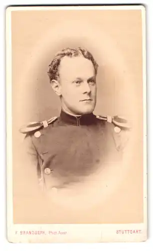 Fotografie F. Brandseph, Stuttgart, Marienstr. 36, Portrait Soldat in Uniform mit Epauletten