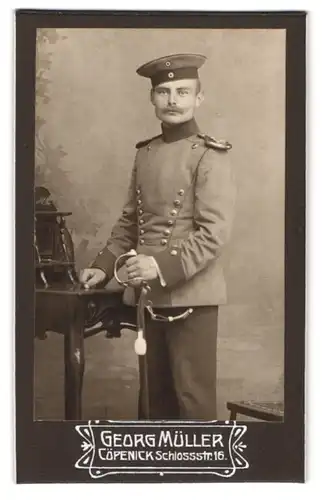 Fotografie Georg Müller, Cöpenick, Schlossstr. 16, Portrait Soldat in Ulan Uniform mit Epauletten und Säbel, Portepee