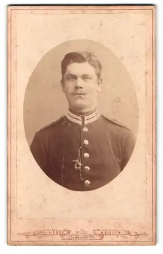 Fotografie Carl Hesse, Berlin, Lindenstr. 73, Portrait Soldat in Garde Uniform mit Zigarrenabschneider