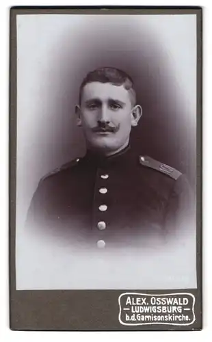 Fotografie Alex. Osswald, Ludwigsburg, beim Carlsplatz, Portrait Soldat in Uniform Rgt. 121, Kaiser Wilhelm Bart
