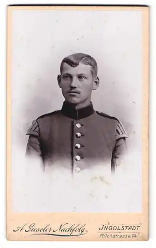 Fotografie A. Giesler Nachfolg., Ingolstadt, Milchstr. 14, Portrait junger Musiker in Uniform mit Schwalbennest