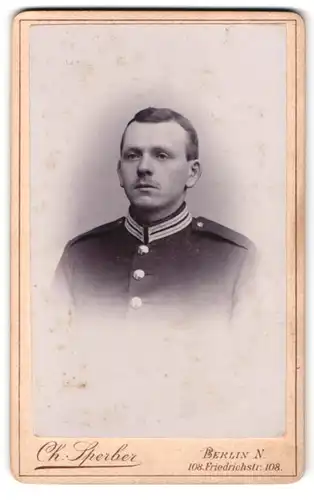 Fotografie Ch. Sperber, Berlin, Firdrichstr. 108, Portrait Soldat in Garde Uniform