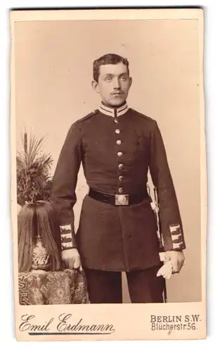 Fotografie Emil Erdmann, Berlin, Blücherstr. 56, Portrait junger Soldat in Gardeuniform mit Pickelhaube, Rosshaarbusch