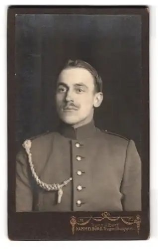 Fotografie Hans Alberti, Hammelburg, Truppenübungsplatz, Portrait Soldat in Uniform mit Schützenschnur