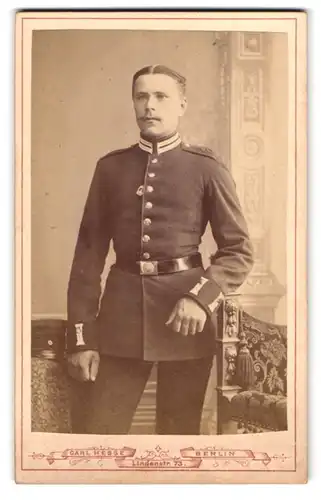 Fotografie Carl Hesse, Berlin, Lindenstr. 73, Portrait Garde Soldat in Uniform Rgt. 3