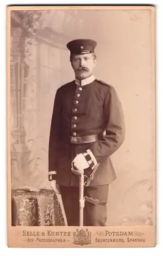 Fotografie Selle & Kuntze, Potsdam, Schwertfegerstr. 14, Portrait älterer Uffz. in Gardeuniform mit Säbel