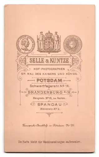 Fotografie Selle & Kuntze, Potsdam, Schwertfegerstr. 14, Portrait älterer Uffz. in Gardeuniform mit Säbel