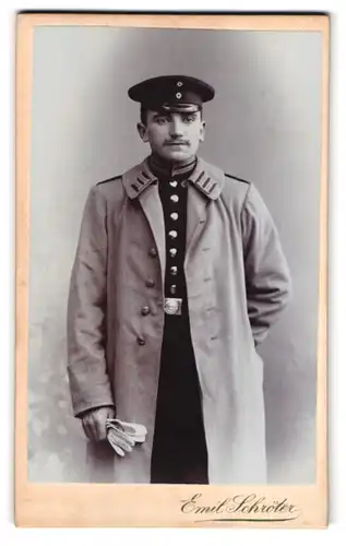 Fotografie Emil Schröter, Potsdam, Schloss-Str. 4, Portrait Soldat in Gardeuniform mit Mantel