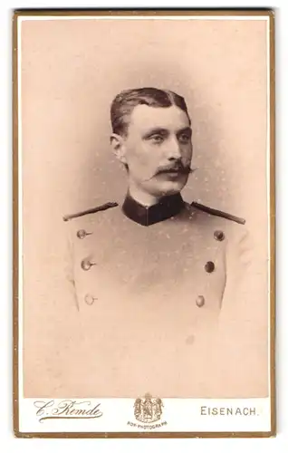 Fotografie Carl Remde, Eisenach, Frauenberg 27, Portrait Soldat in Uniform mit Zwirbelbart