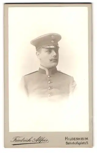 Fotografie Friedrich Alfeis, Hildesheim, Bahnhofsplatz 5, Portrait Einjährig-Freiwilliger Uffz. in Uniform