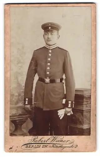 Fotografie Robert Wiener, Berlin, Jüterbogerstr. 9, Portrait junger Soldat in Garde Uniform mit weissen Handschuhen