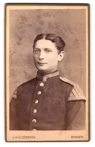 Fotografie J. Hülsenbeck, Minden, Marienwallstr., Portrait Uffz. in Musiker Uniform mit Mittelscheitel