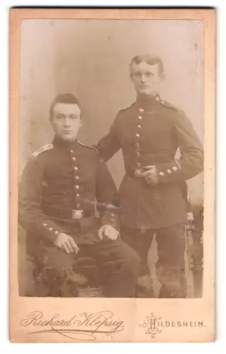 Fotografie Richard Klepsig, Hildesheim, Bahnhofs-Allee3, Portrait zwei Soldaten in Uniform Rgt. 73 im Atelier