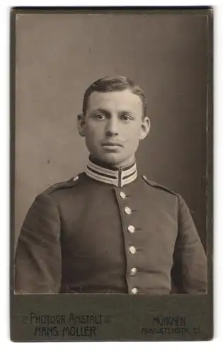 Fotografie Hans Möller, München, Augustenstr. 75, Portrait Gardesolat in Uniform Rgt. 3