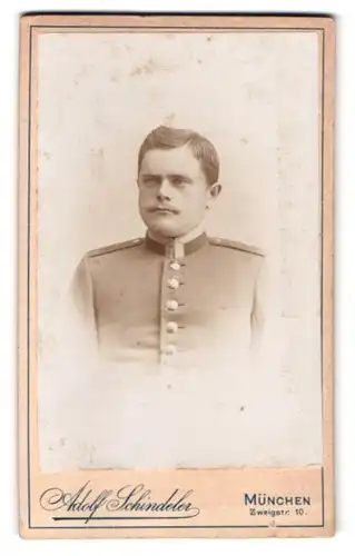 Fotografie Adolf Schindeler, München, Zweigstr. 10, Portrait Uffz. in Uniform mit Oberlippenbart