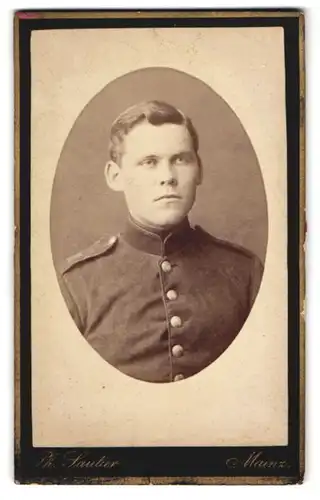 Fotografie Th. Sautier, Mainz, Gartenfeld-Str. 15, Portrait Soldat in Uniform Rgt. 11