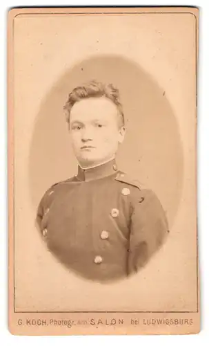 Fotografie G. Koch, Ludwigsburg, am Stuttgartherthor, Portrait knabenhafter Soldat in Uniform Rgt. 121