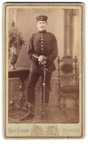 Fotografie Hans Schramm, Darmstadt, Dieburgerstr. 6, Portrait Soldat in Uniform mit Säbel und Krätzchen