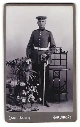 Fotografie Carl Bauer, Karlsruhe i. B., Zähringer-Str. 41, Portrait Soldat in Uniform mit Krätzchen und Säbel
