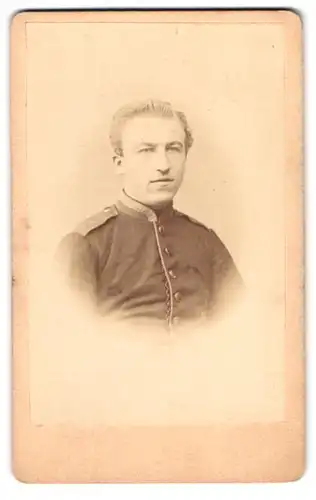 Fotografie Albrecht & Rohleder, Aschersleben, Tie 32, Portrait Uffz. in Uniform Rgt. 27