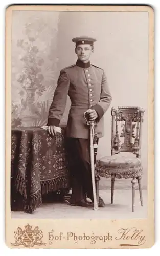 Fotografie Hofphotograph Kolby, Zwickau i. S., äuss. Plauensche Str., Portrait junger Soldat in Uniform Rgt. 19, Säbel