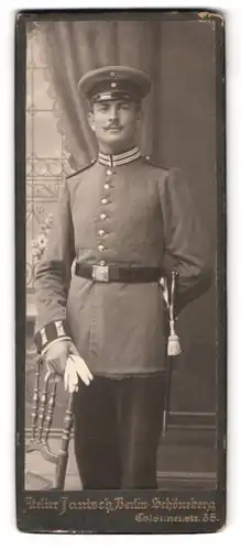 Fotografie Jantsch, Berlin, Colonnenstr. 35, Portrait Soldat Paul Ziegenheist in Garde Uniform mit Bajonett u. Portepee