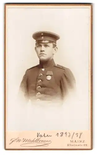 Fotografie F. W. Mehlbreuer, Mainz, Rhein-Str. 22, Portrait Soldat in Uniform Rgt. 87 mit Orden an der Brust