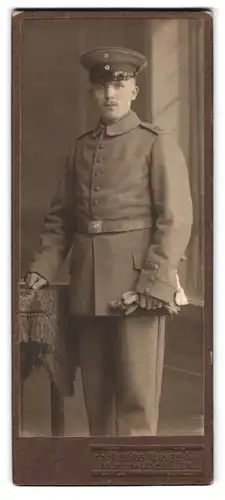 Fotografie Georg Minge, Mühlhausen i. Th., Steinweg 17, Portrait Soldat in Feldgrau Uniform Rgt. 82