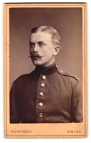 Fotografie H. Erdmann, Mainz, Grosse-Bleiche 23, Portrait Soldat Heinrich Blatt in Uniform mit Zwirbelbart