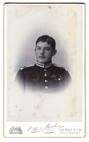 Fotografie Otto Martin, Hersfeld, Bahnhofstr., Portrait junger Soldat in Gardeuniform