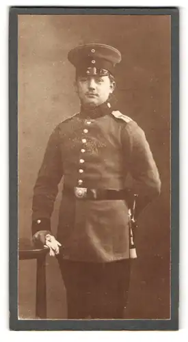 Fotografie Fotograf und Ort unbekannt, Portrait Paul Radewald in Uniform mit Bajonett und Portepee