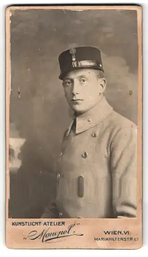 Fotografie Monopol, Wien, Mariahilferstr. 21, Portrait österreichischer Soldat in Uniform mit Mütze