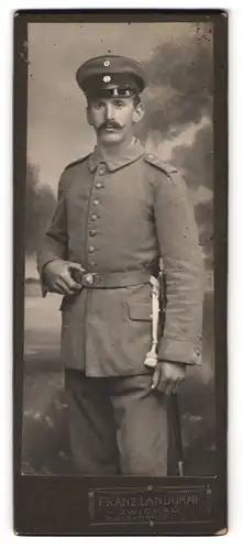 Fotografie Franz Landgraf, Zwickau, Kasernenstr. 2, Portrait Soldat in Feldgrau Uniform Rgt. 105 mit Bajonett