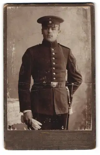 Fotografie Ronneberger & Sohn, Falkenstein / Vogtland, Portrait Soldat in Uniform mit Ärmelabzeichen