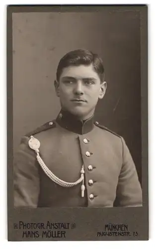 Fotografie Hans Möller, München, Augustenstr. 75, Portrait junger Soldat in Uniform mit Schützenschnur