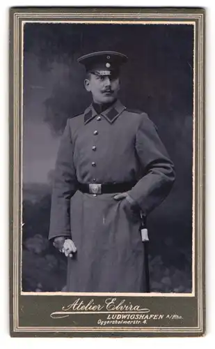 Fotografie Atelier Elvira, Ludwigshafen a. Rh., Oggersheimerstr. 4, Portrait Soldat in Uniformmantel mit Bajonett