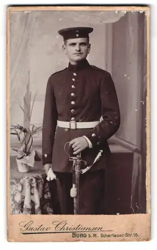 Fotografie Gustav Christiansen, Burg b. M., Schartauer-Str. 16, Portrait Soldat in Uniform mit Säbel und Krätzchen