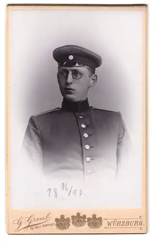 Fotografie G. Greul, Würzburg, Paradeplatz 2, Portrait Einjährig-Freiwilliger Ludwig Fuchs in Uniform mit Zwicker Brille